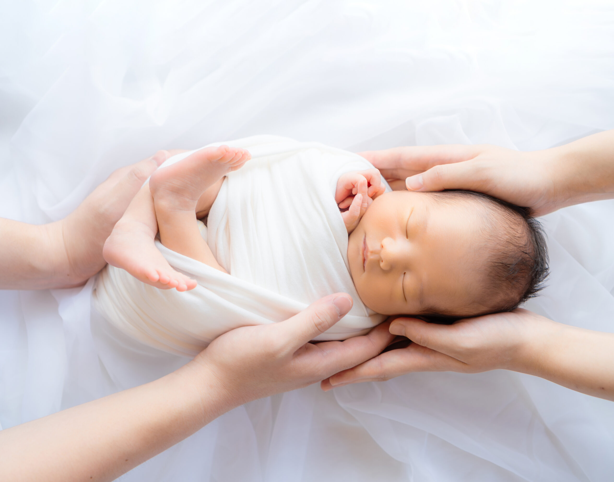 静岡の看護師フォトグラファーtetteによるニューボーンフォト ママパパの手に包まれた赤ちゃん
